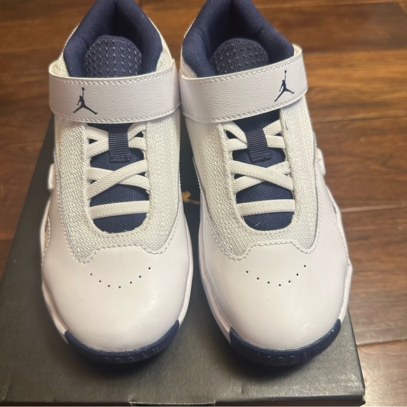 Jordan Max Aura 6 Little Kids' Shoes (White/VarsityRed/Midnight Navy) Size 12c - Picture 9 of 13